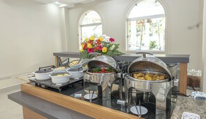 بوفيه فطور مجانًا يوميًا