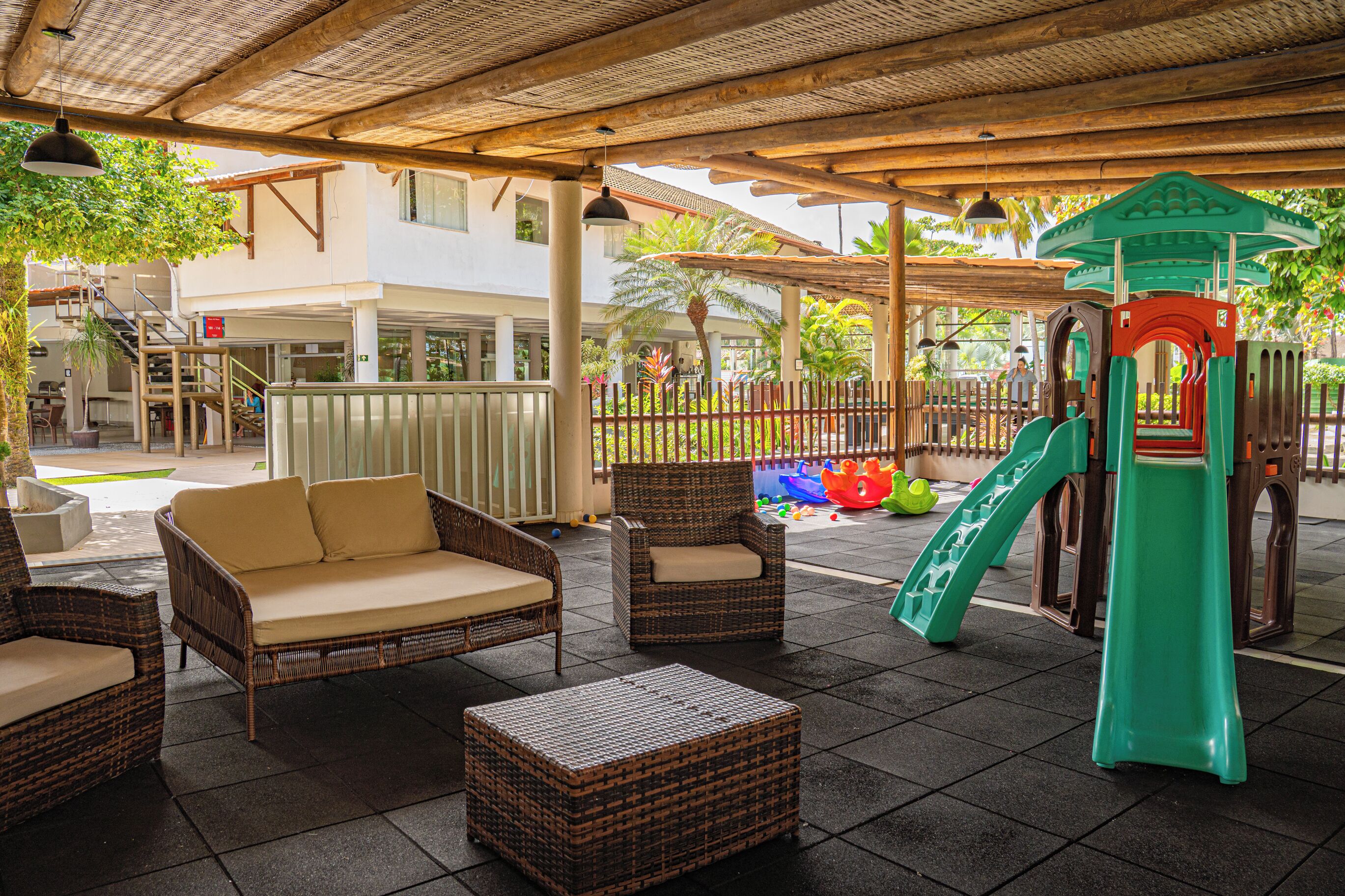 TV LCD, pebolim, mesa de pingue-pongue