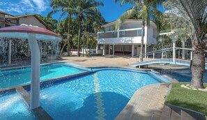 4 من حمّامات السباحة الخارجية، مظلات على حمّام السباحة، مقاعد للتشمس