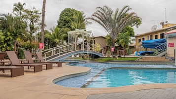 TV LCD, pebolim, mesa de pingue-pongue