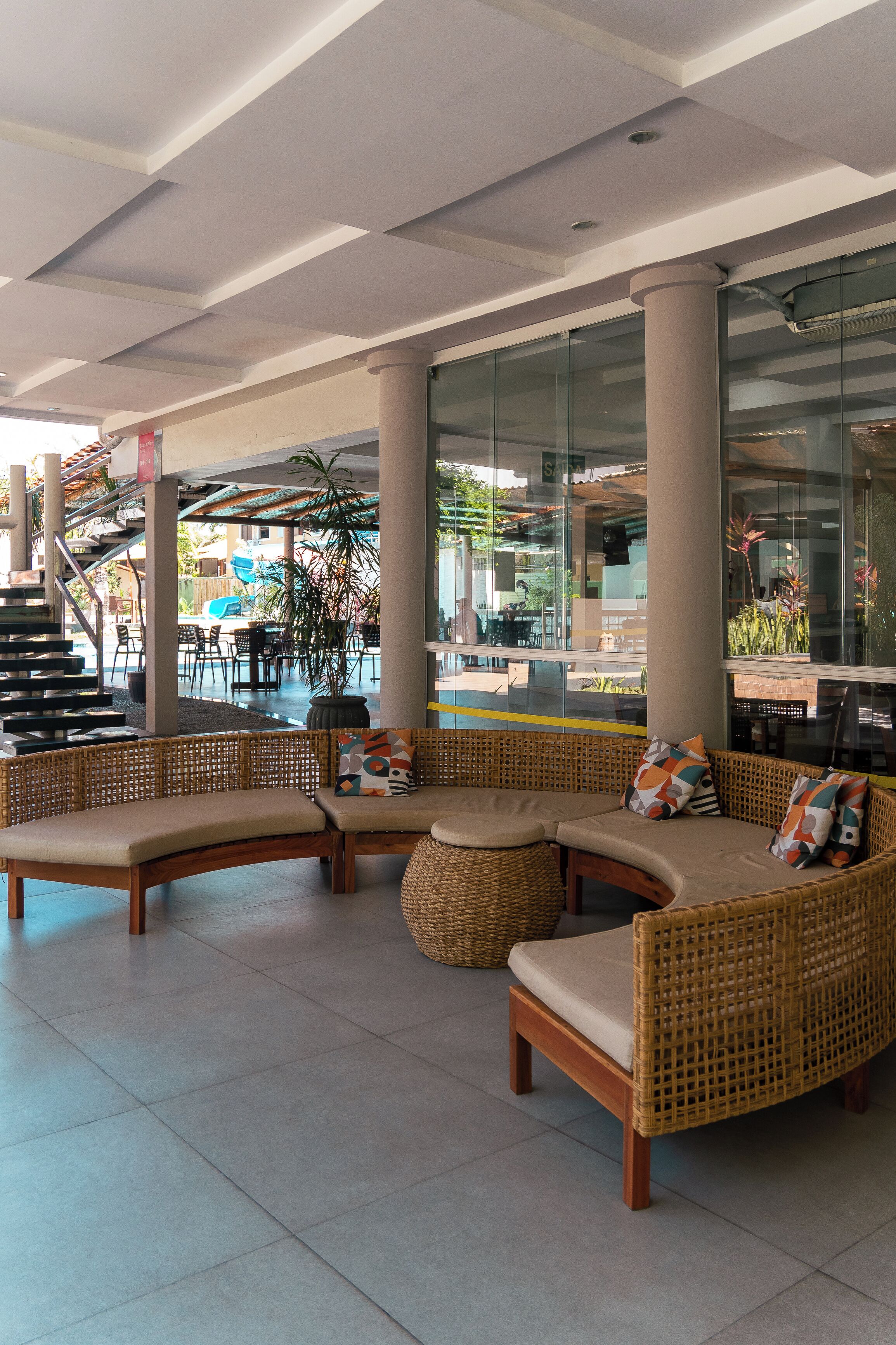 LCD-Fernseher, Tischfußball, Tischtennisplatte