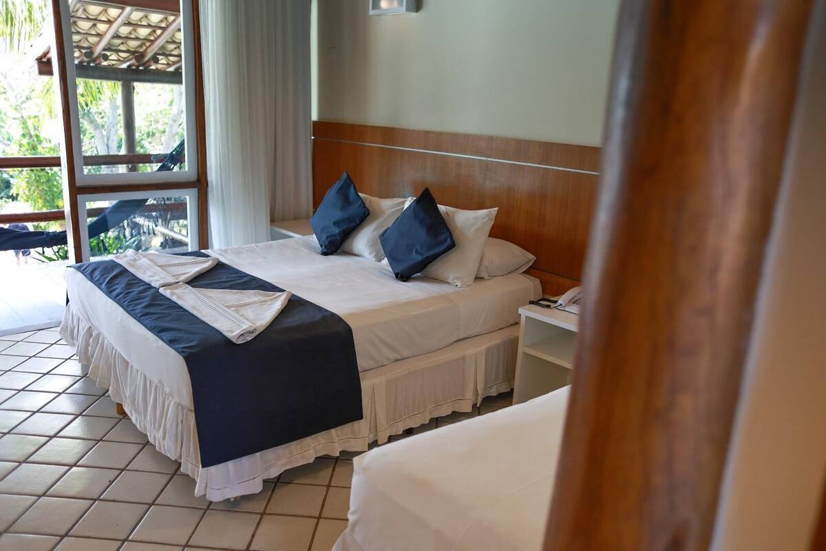 Een minibar, een kluis op de kamer, een bureau, beddengoed