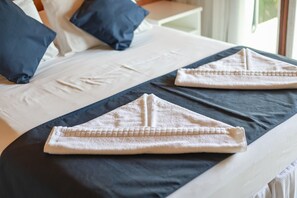 Minibar, coffres-forts dans les chambres, bureau, draps fournis