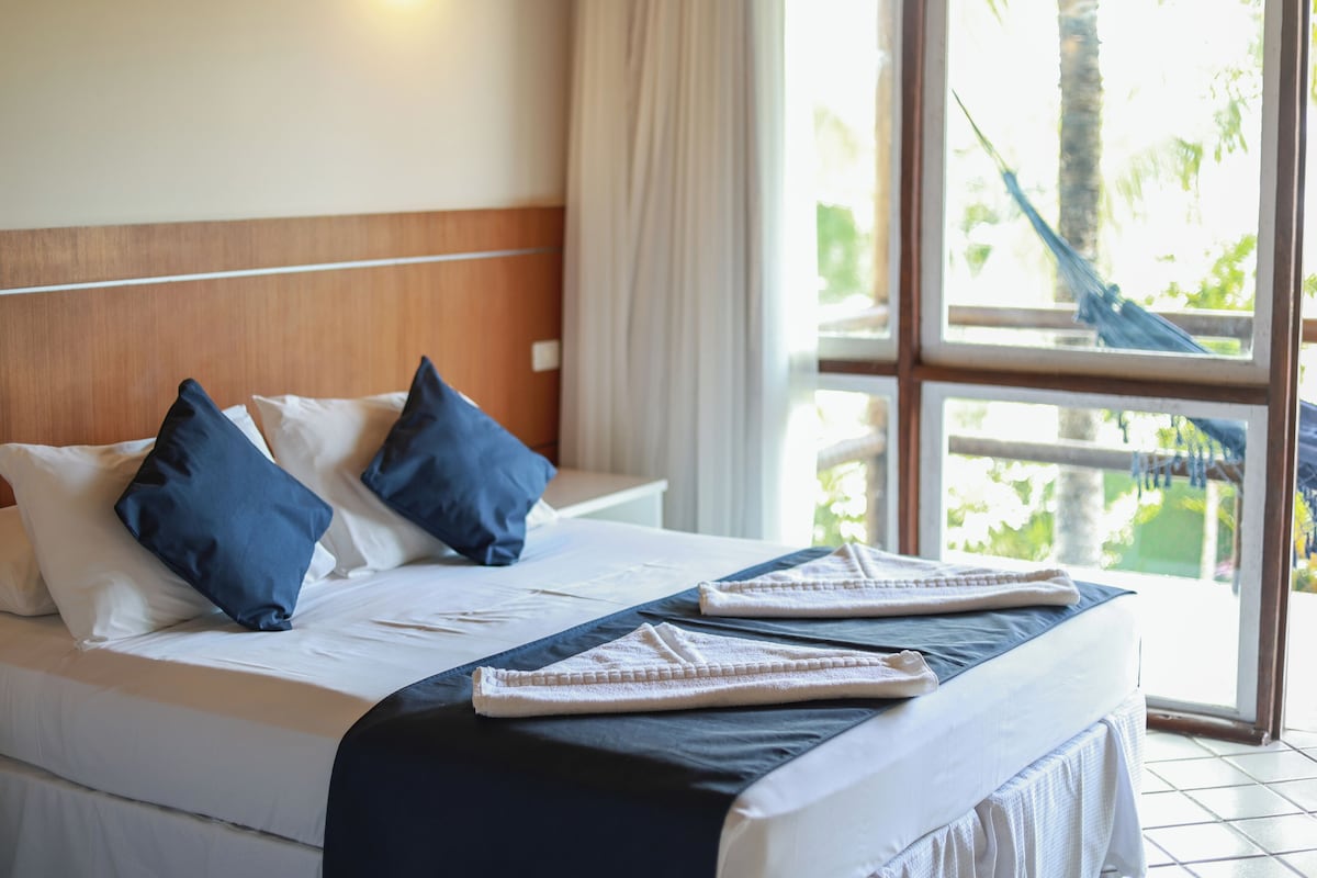 Minibar, caja fuerte, escritorio y ropa de cama