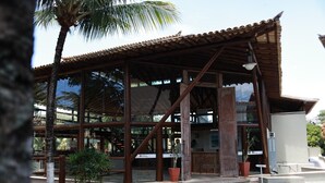Un edificio moderno con fachada de madera, ventanas amplias y techo de tejas.