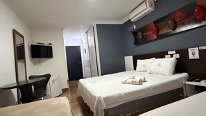 Escritorio, cortinas blackout, wifi gratis y ropa de cama 