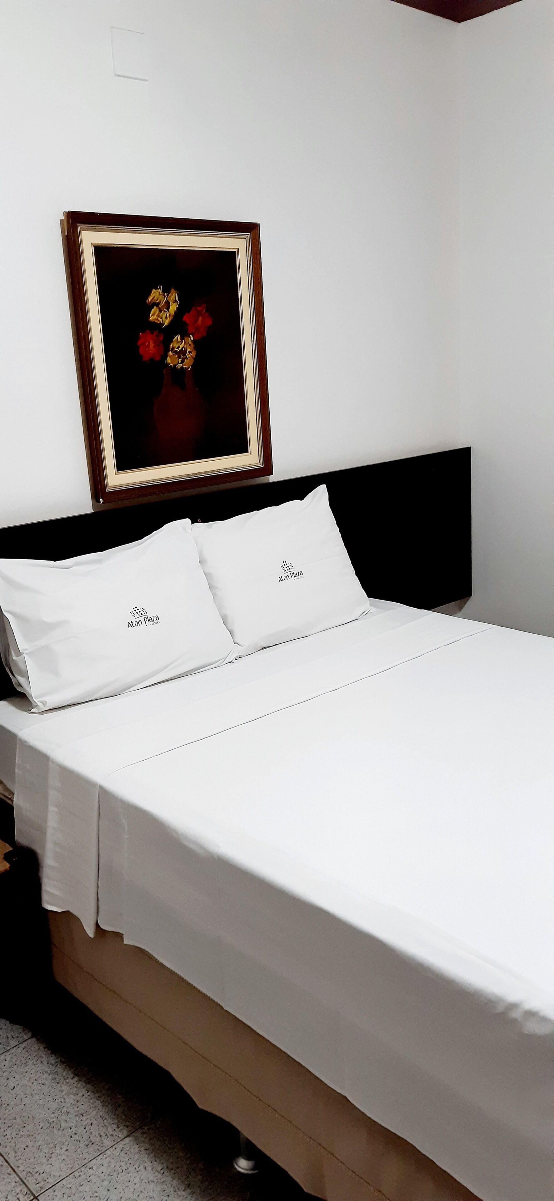 Standaard tweepersoonskamer | Een bureau, verduisterende gordijnen, extra bedden, gratis wifi