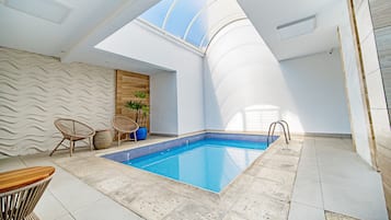 2 piscinas internas, espreguiçadeiras