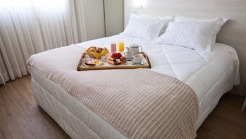 Superior-Zimmer | Minibar, Zimmersafe, Schreibtisch, laptopgeeigneter Arbeitsplatz