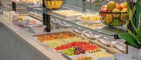 Se sirven cenas y cocina internacional