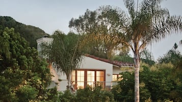 2 outdoor pools, free cabanas, pool umbrellas