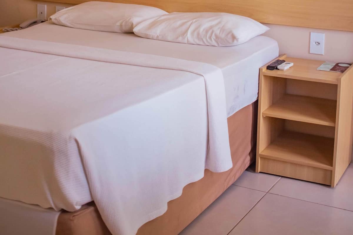 Minibar, safe på rommet, skrivebord og blendingsgardiner