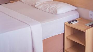 Quarto casal | Frigobar, cofres nos quartos, individualmente decorados, escrivaninha