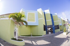 Vista frontal de la propiedad