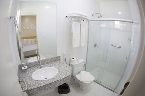 Ducha, artículos de higiene personal gratuitos y secador de pelo