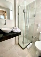 Quarto casal superior | Banheiro | Chuveiro, produtos de toalete grátis