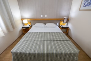 Zimmersafe, Schreibtisch, Verdunkelungsvorhänge, schallisolierte Zimmer