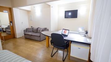 Suite | Caja fuerte, escritorio, cortinas opacas y sistema de insonorización