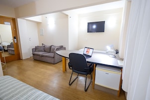 Caja de seguridad en la habitación, escritorio y cortinas blackout