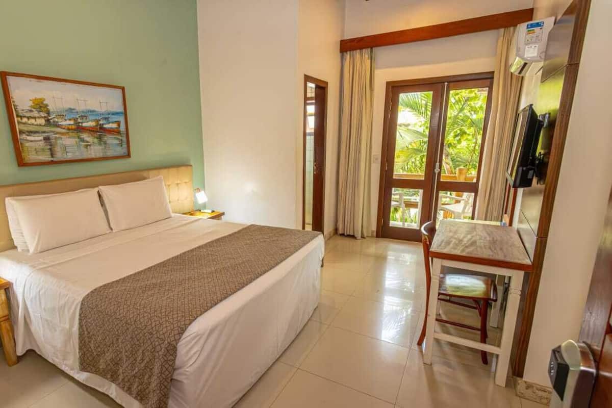 Standard Room | Minibar, in-room safe, desk, blackout curtains