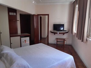 Suite | Minibar, bureau, rideaux d’obscurcissement, fer et planche à repasser