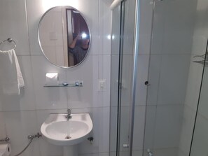 Dusche, kostenlose Toilettenartikel, Handtücher