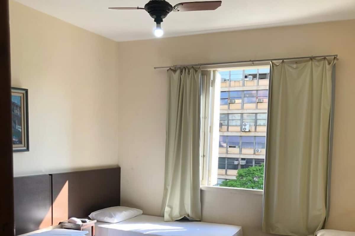 Minibar, Schreibtisch, Verdunkelungsvorhänge, Bügeleisen/Bügelbrett