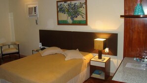Minibar, escritorio, cortinas opacas y tabla de planchar con plancha