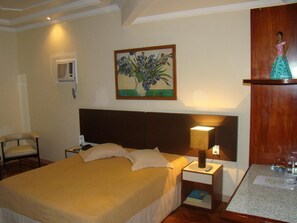 Minibar, escritorio, cortinas opacas y tabla de planchar con plancha