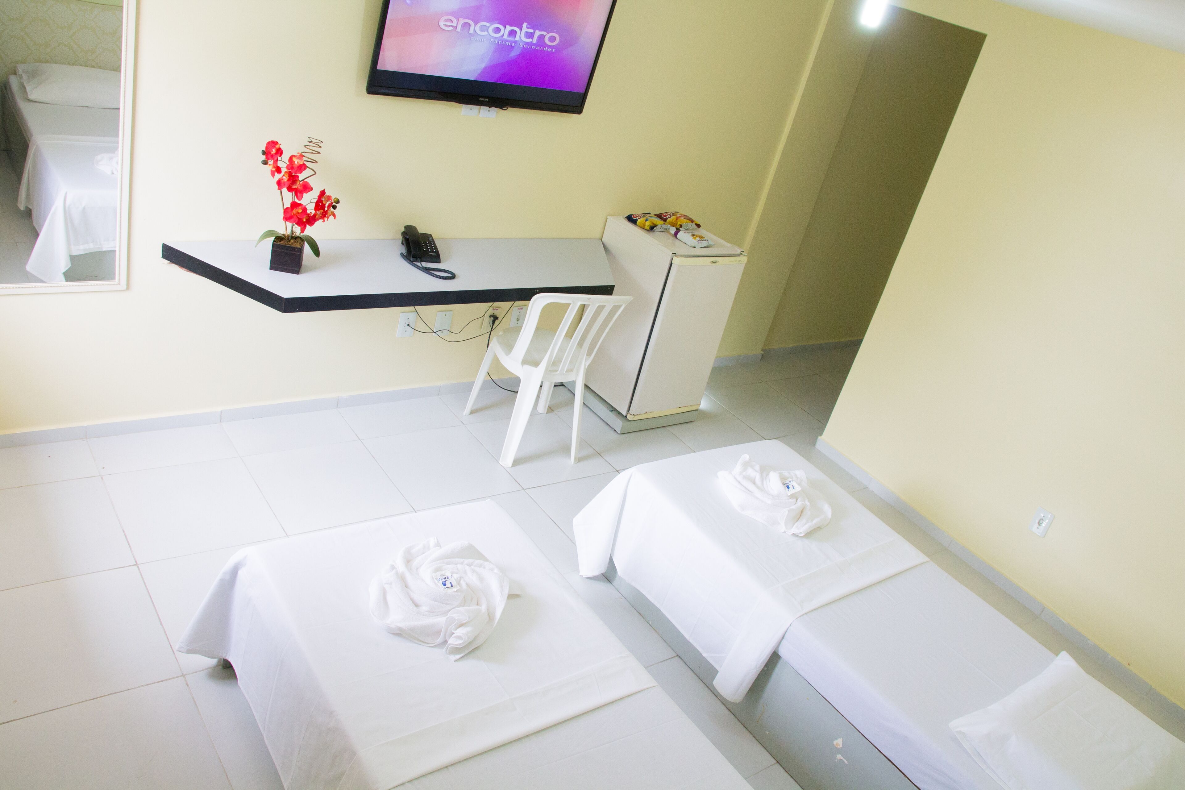 quarto duplo com cama de solteiro | in-room safe, individually decorated, free wifi, bed sheets
