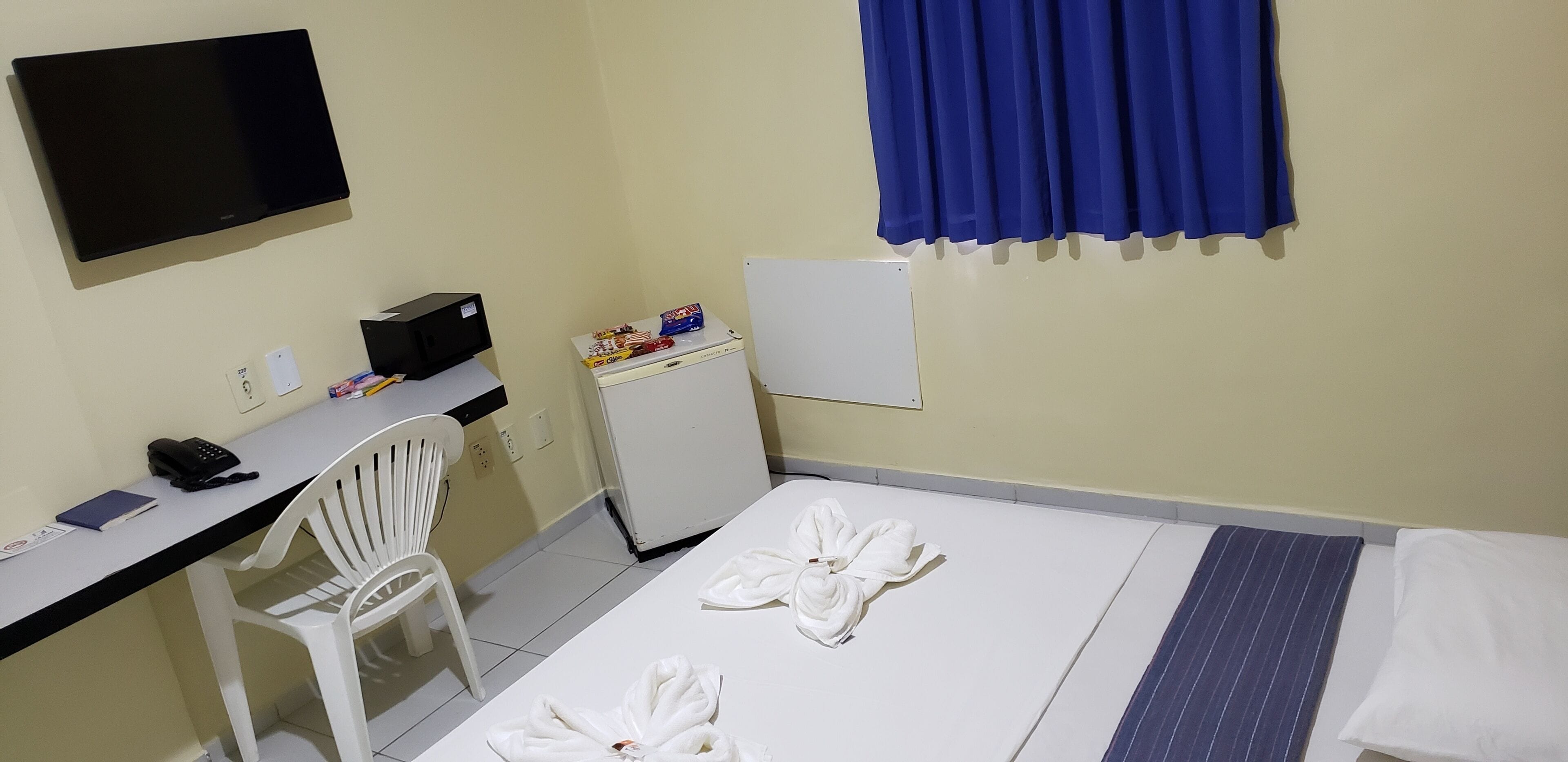 quarto duplo com cama casal | in-room safe, individually decorated, free wifi, bed sheets