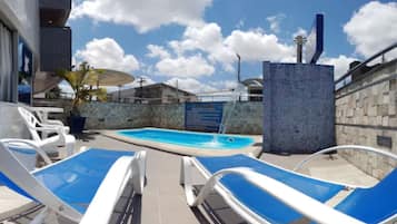 Piscine extérieure, chaises longues