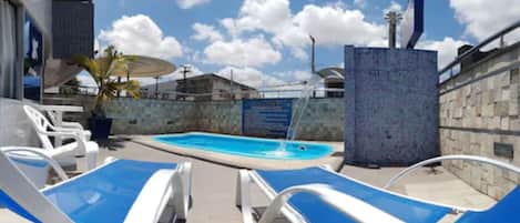 Piscina all'aperto, lettini