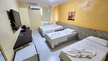 Quarto quádruplo família, para não fumantes | Cofres nos quartos, individualmente decorados, Wi-Fi de cortesia