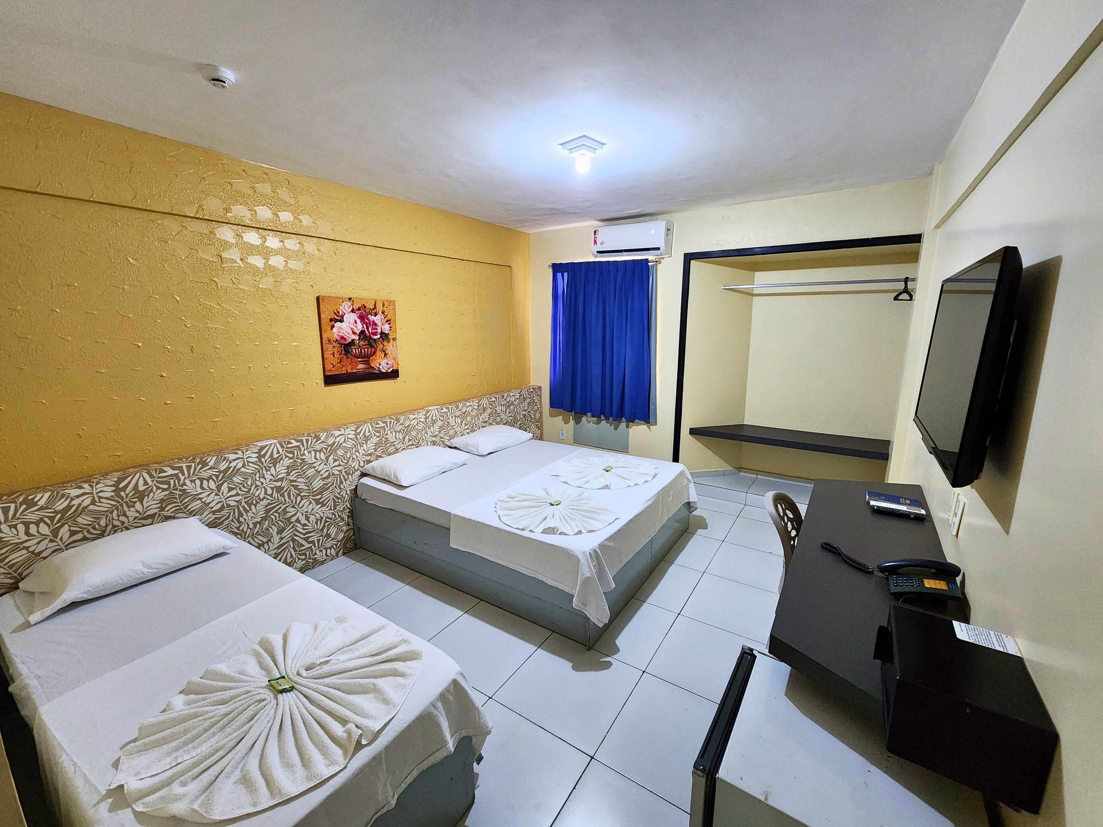 Chambre triple Standard, non-fumeur | Coffre-fort, décor unique, accès au Wi-Fi (inclus), literie fournie