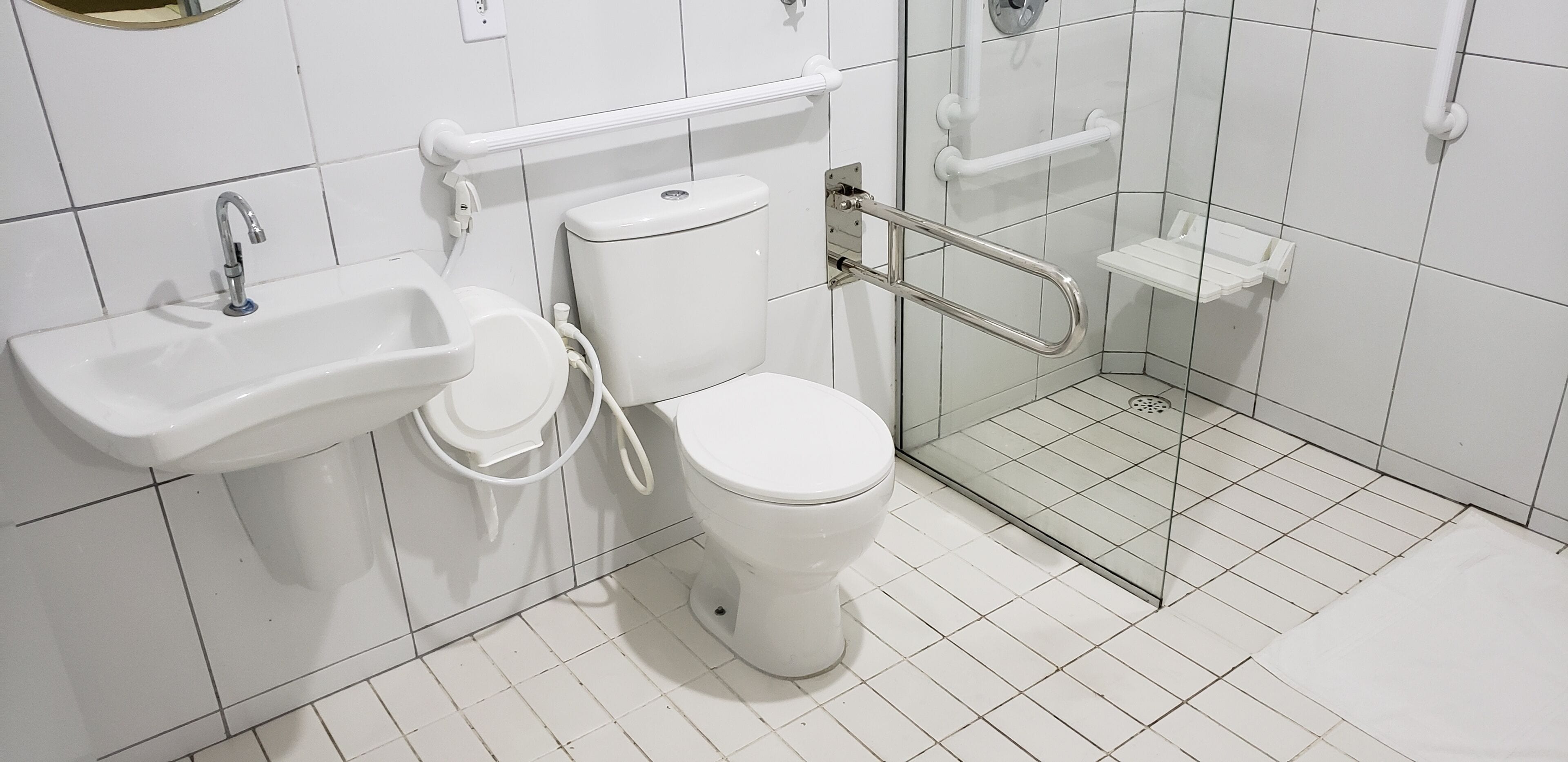 quarto duplo com cama casal | bathroom | shower, hair dryer, towels