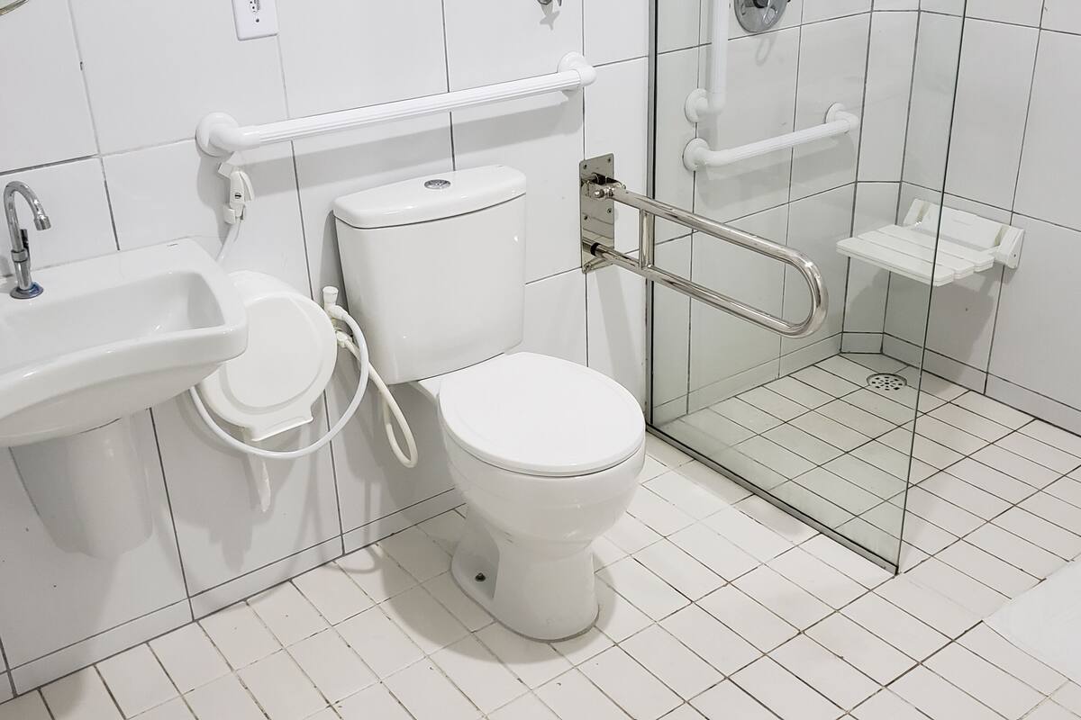 quarto duplo com cama casal | bathroom | shower, hair dryer, towels