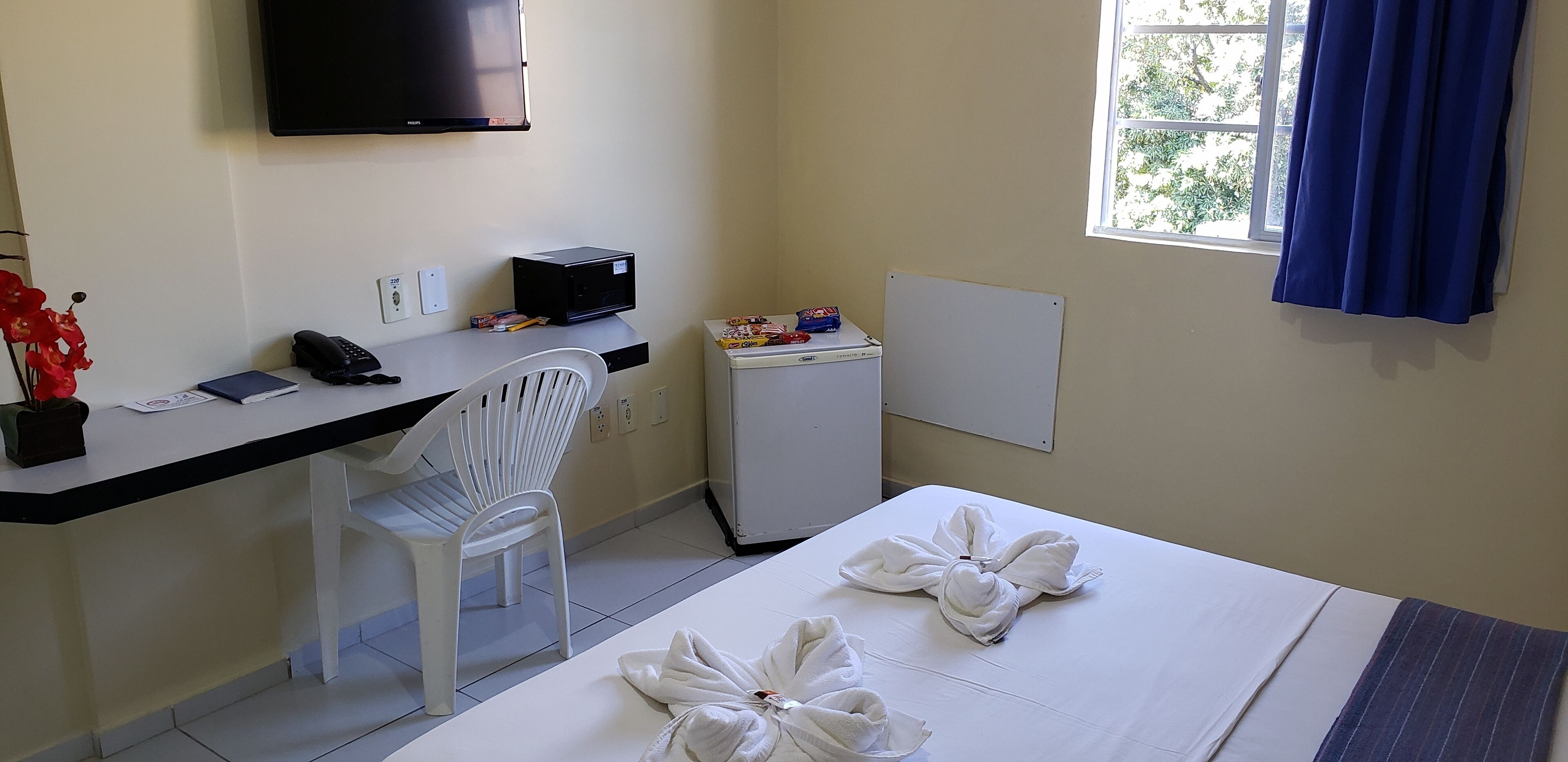 quarto duplo com cama casal | in-room safe, individually decorated, free wifi, bed sheets