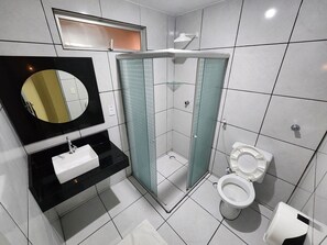 Chambre quadruple familiale, non-fumeur | Salle de bain | Douche, séchoir à cheveux, serviettes fournies