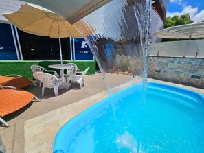 室外游泳池，日光浴躺椅