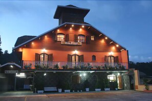 Front of property – evening/night - Shallon (Campos do Jordão)