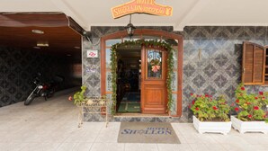 A hotel entrance with a sign reading "HOTEL SHAXLLON RECEPCAO". - Shallon (Campos do Jordão)