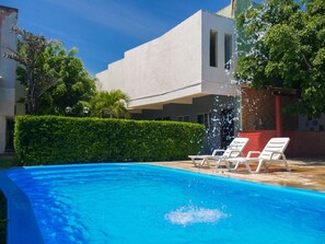 Outdoor pool, open 9:00 AM to 9:00 PM, pool loungers - Marbello Ariaú Hotel (Fortaleza)