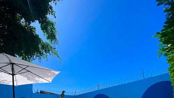 Piscina externa, funciona das 9h às 21h, espreguiçadeiras