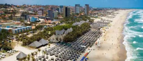 Una playa cerca, arena blanca, 20 bares en la playa