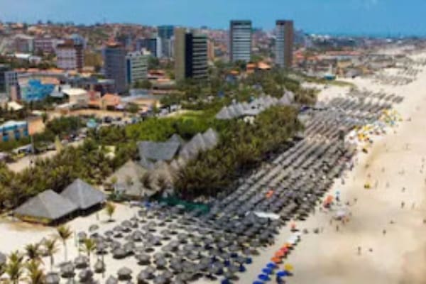 In Strandnähe, weißer Sandstrand, 20 Strandbars