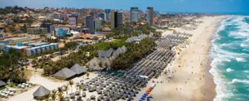 Perto da praia, areia branca, 20 bares na praia 