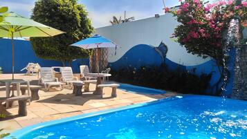 Piscina externa, funciona das 9h às 21h, espreguiçadeiras