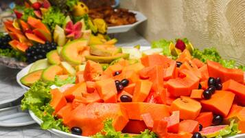 Una mesa con diversos platos de fruta y verdura.