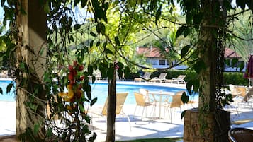 Piscina interna, piscina externa, guarda-sóis, espreguiçadeiras